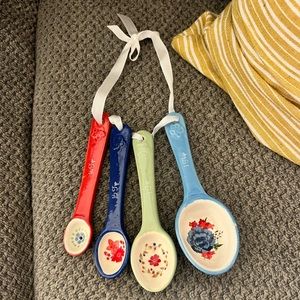Pioneer woman measuring spoons